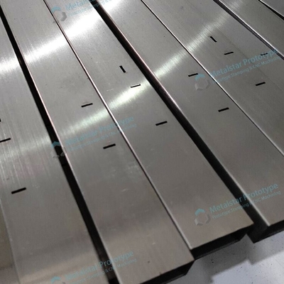 Fabbricazione di tubi metallici su misura per apparecchi per la visualizzazione di tubi quadrati